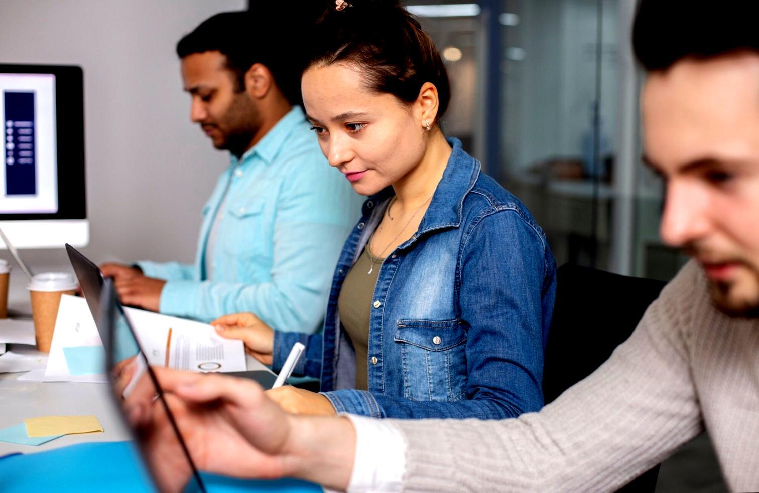 Professionelle Finanzberatung in modernem Büro