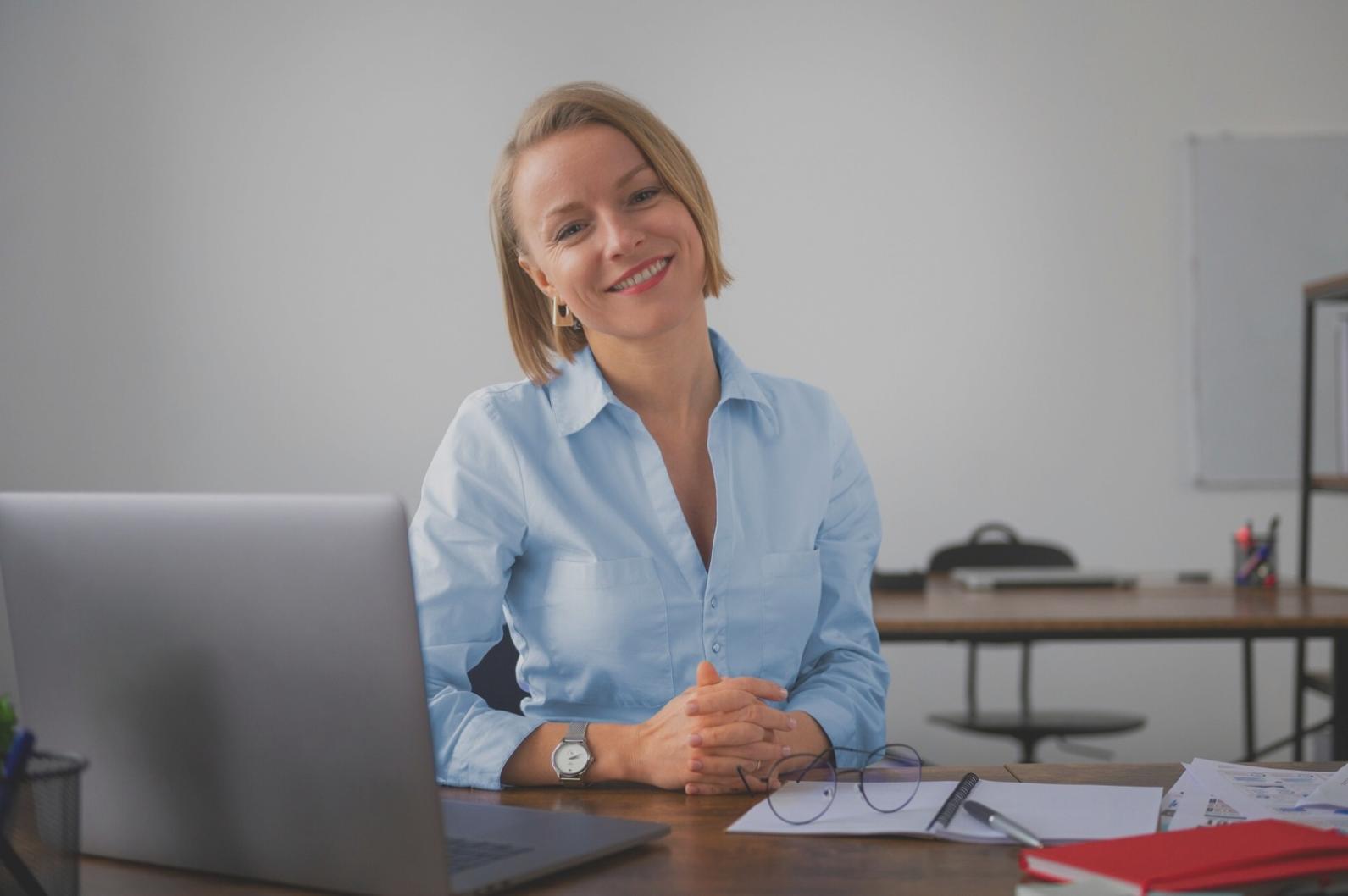 Modernes Büro mit digitalen Arbeitsplätzen und Finanzanalyse-Monitoren