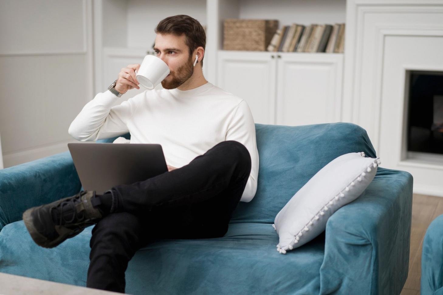 Teilnehmer bei einem Finanzworkshop diskutieren Anlagestrategien