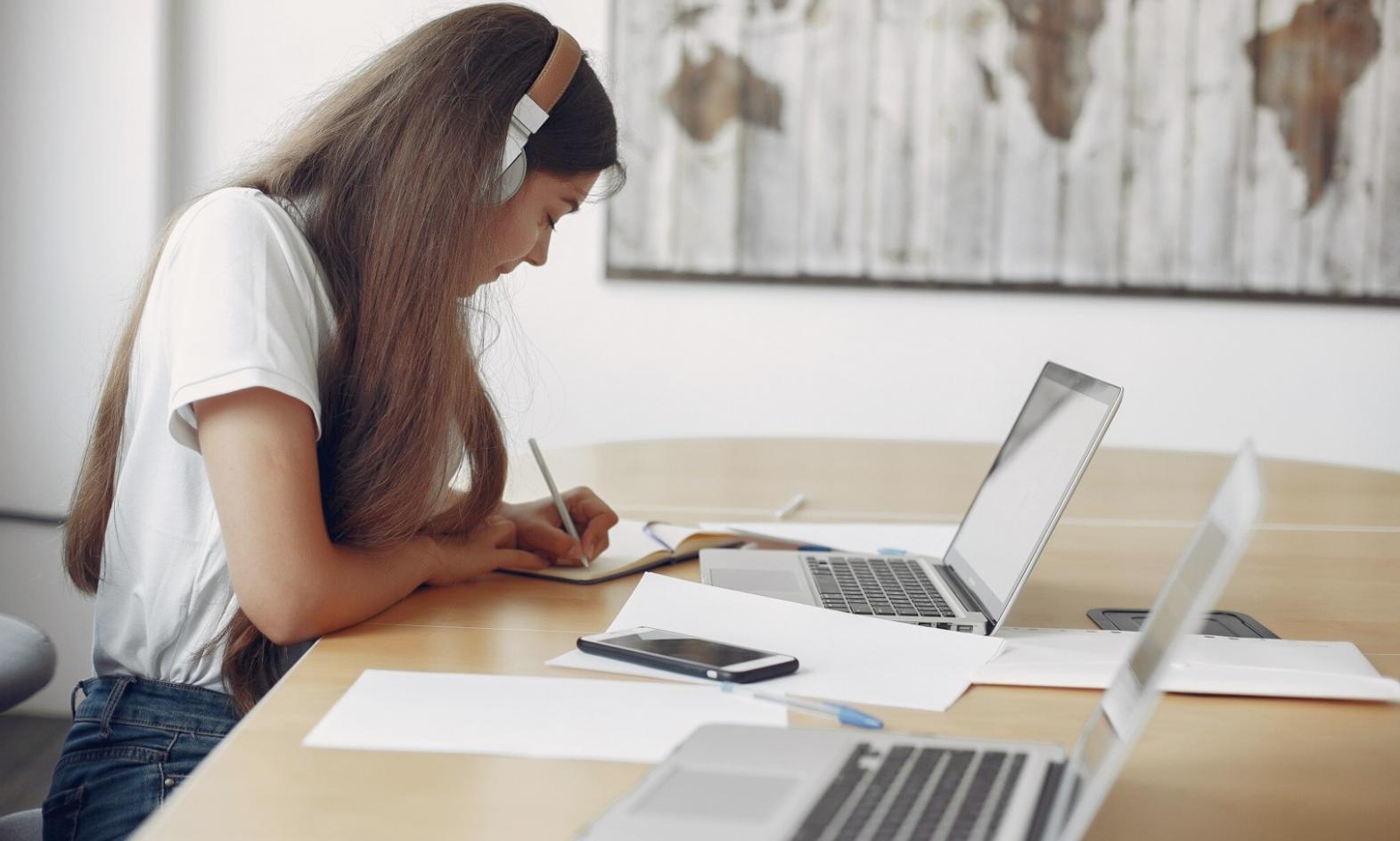 Professionelle Beratung mit Laptop und Finanzunterlagen